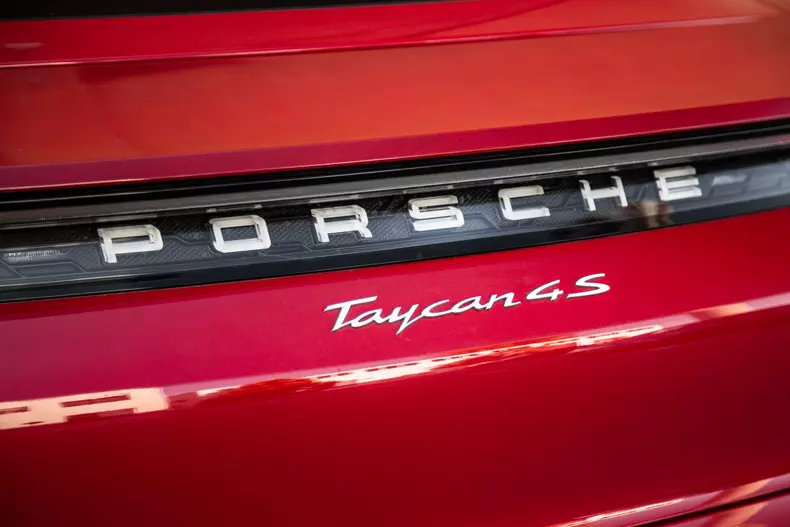 Porsche Taycan 4S 002