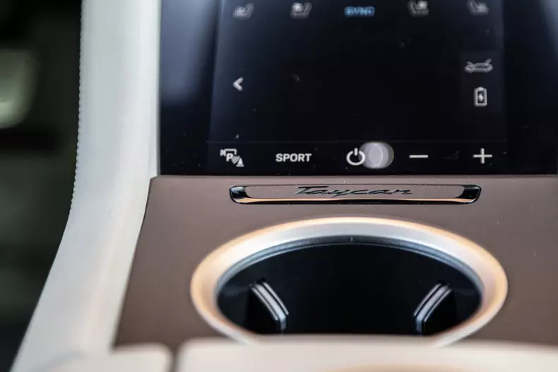 Porsche Taycan 4S 017