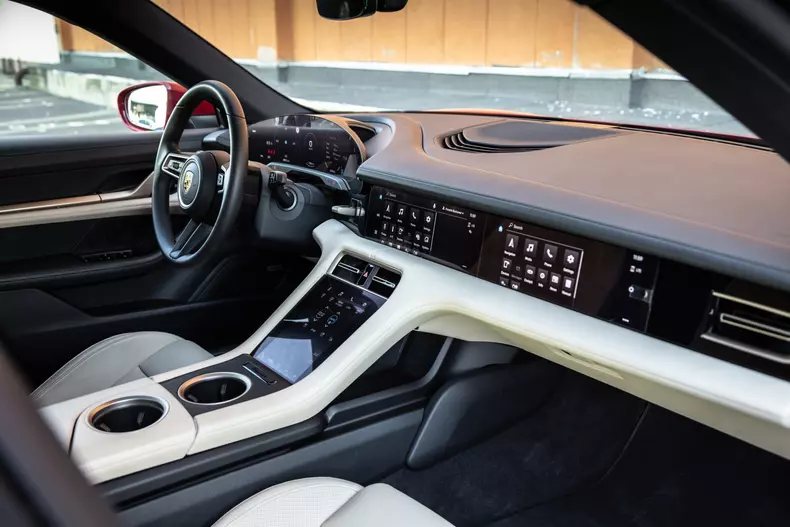 Porsche Taycan 4S 024