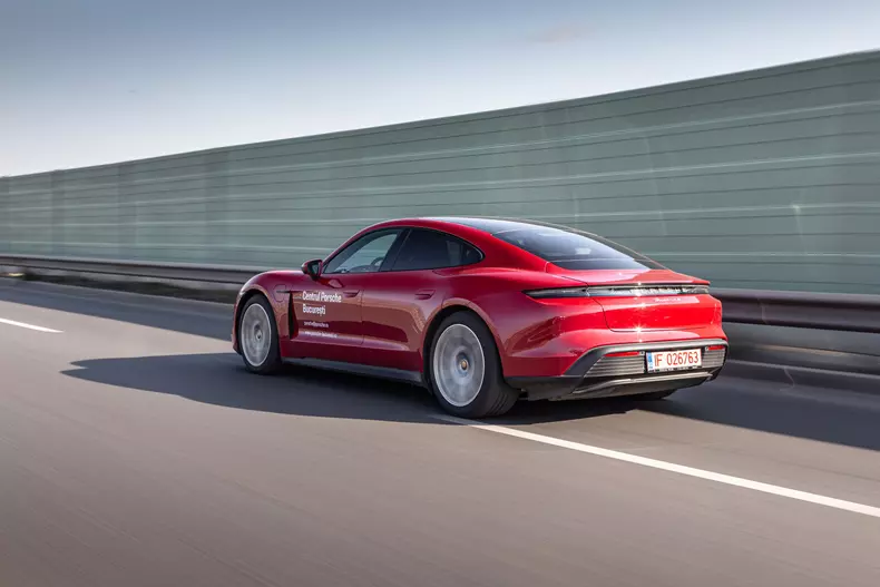 Porsche Taycan 4S 027