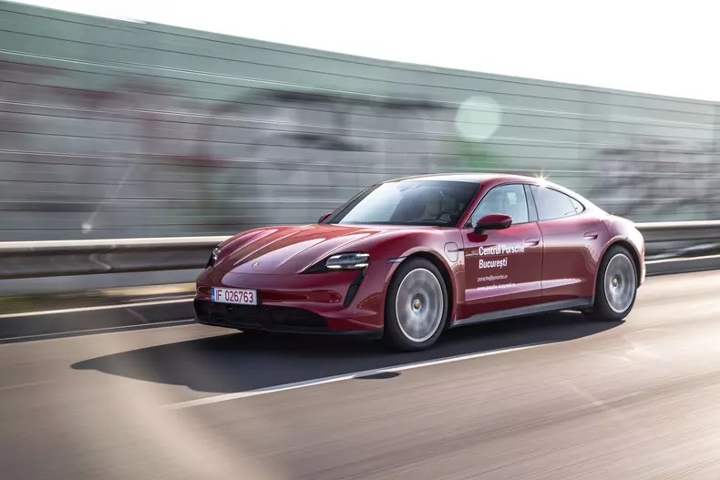 Porsche Taycan 4S 029