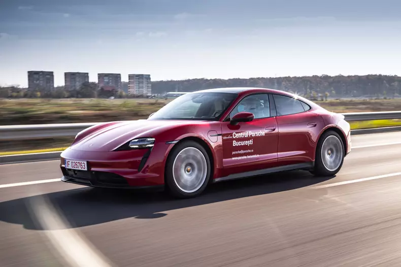 Porsche Taycan 4S 030