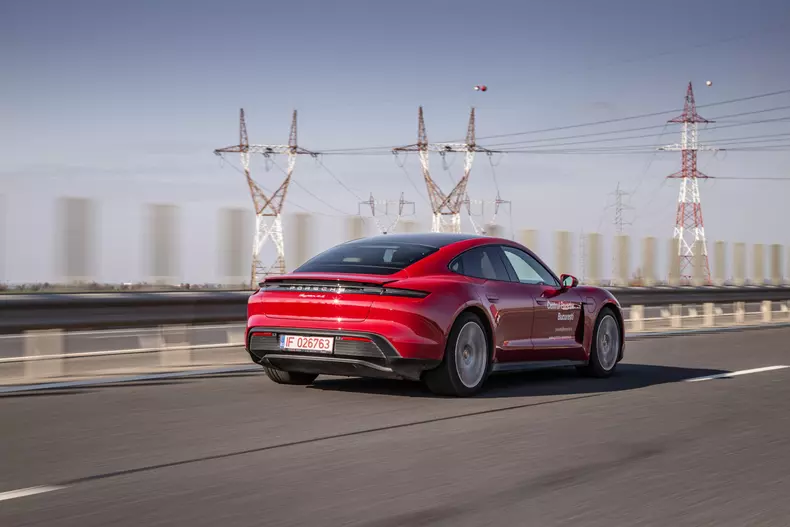 Porsche Taycan 4S 033