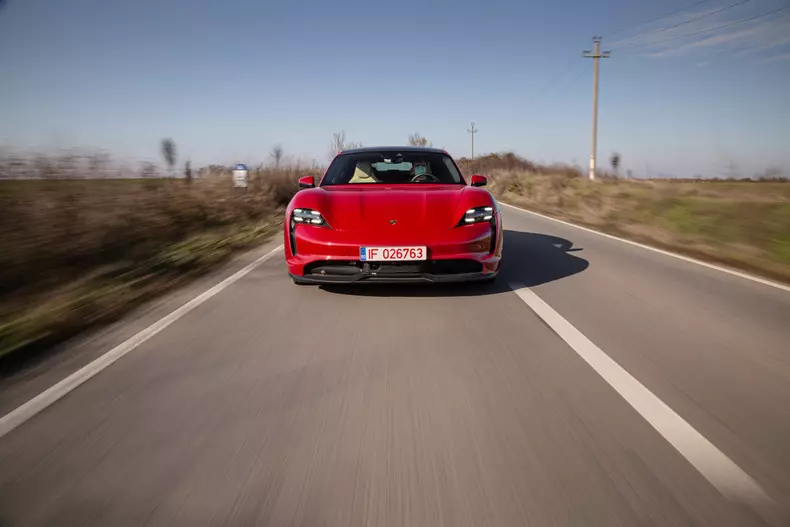 Porsche Taycan 4S 040