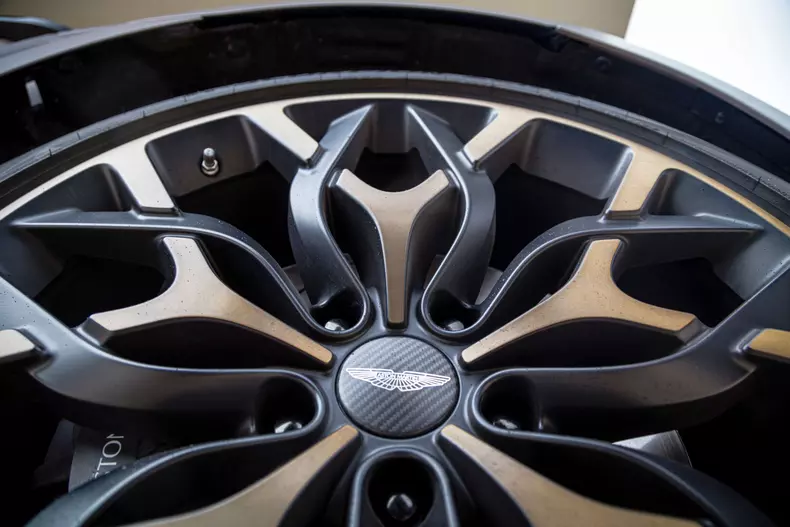 Aston Martin DBX 017