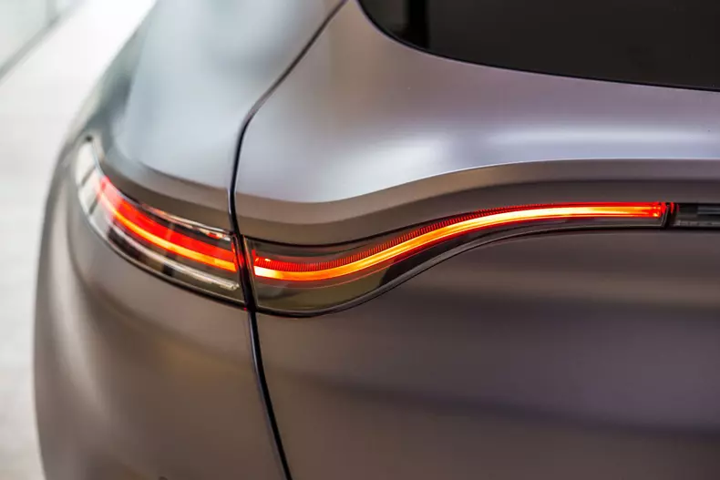 Aston Martin DBX 018