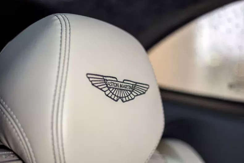 Aston Martin DBX 022