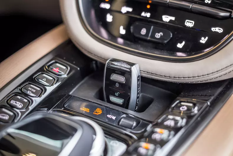 Aston Martin DBX 024