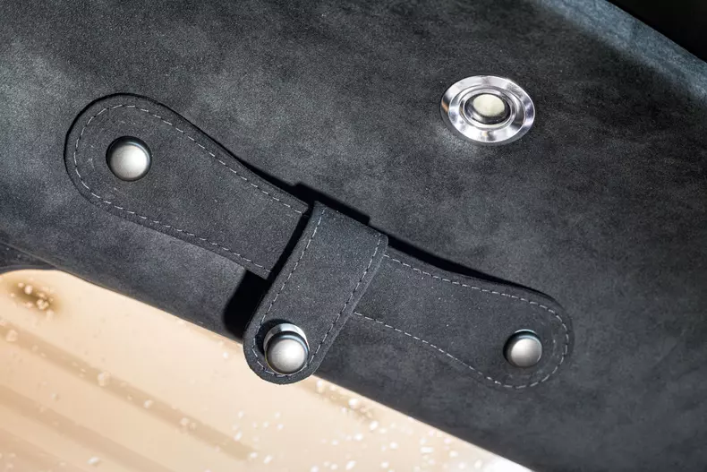 Aston Martin DBX 026