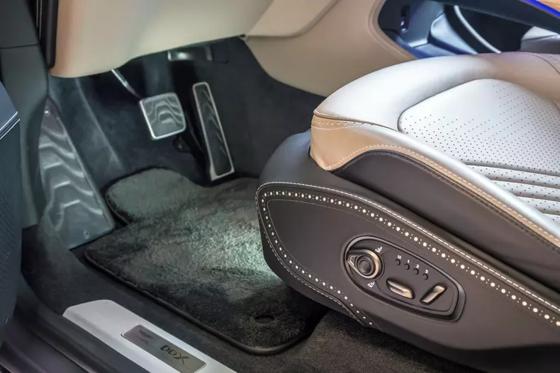 Aston Martin DBX 032