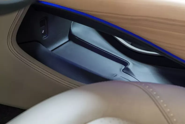 Aston Martin DBX 033