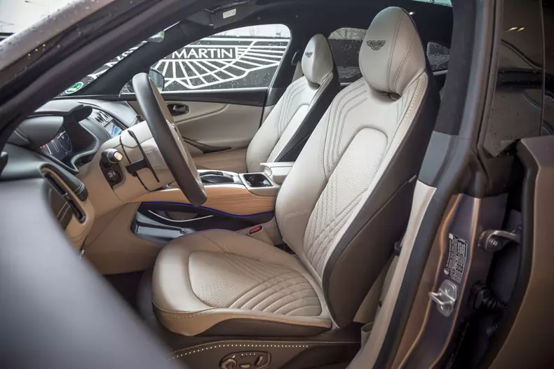 Aston Martin DBX 035