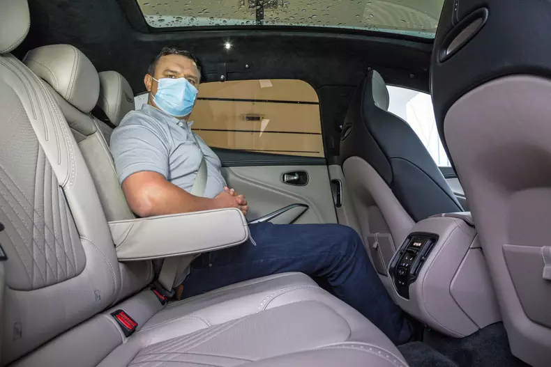 Aston Martin DBX 039