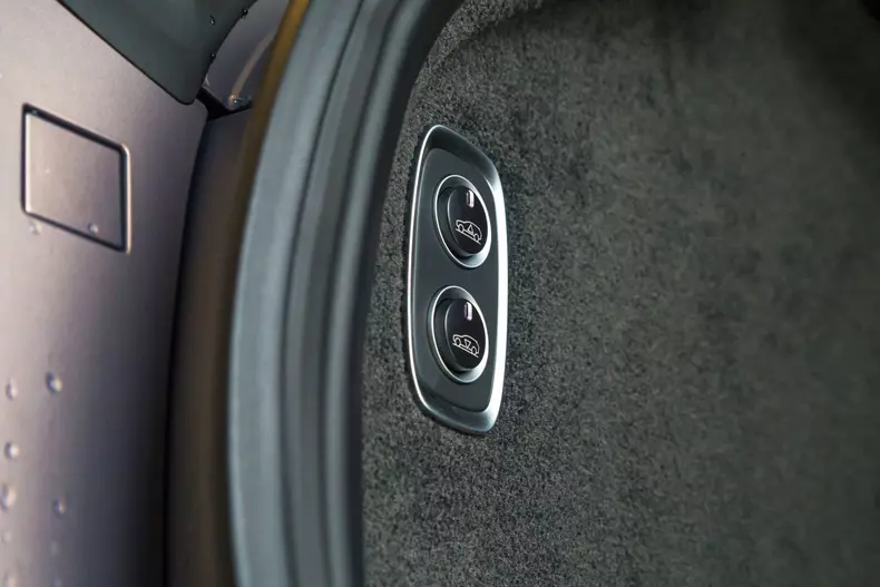 Aston Martin DBX 041