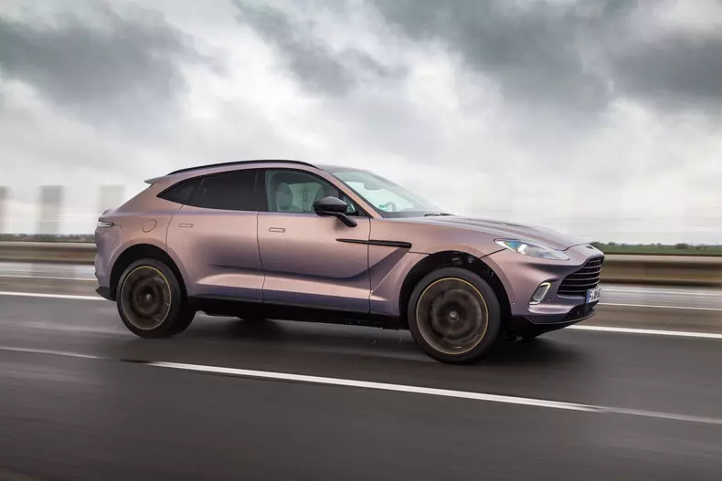 Aston Martin DBX 055