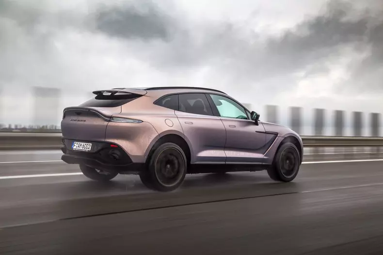 Aston Martin DBX 060