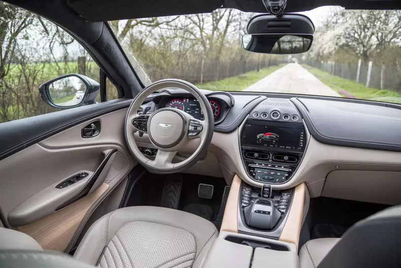 Aston Martin DBX 085