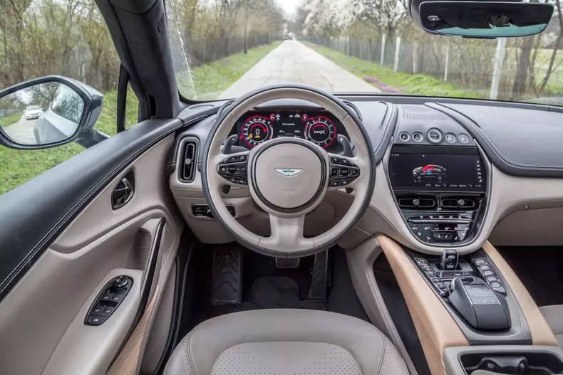 Aston Martin DBX 086