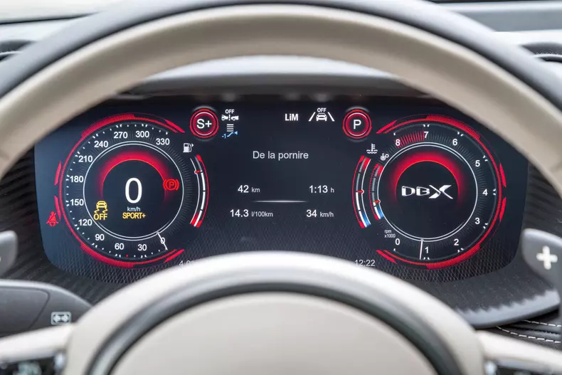 Aston Martin DBX 087