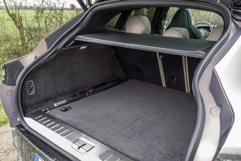 Aston Martin DBX 093