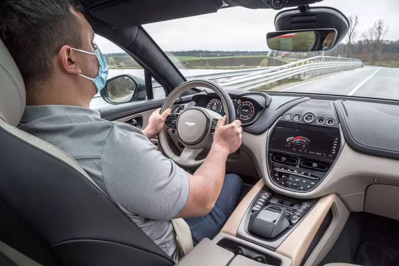 Aston Martin DBX 100