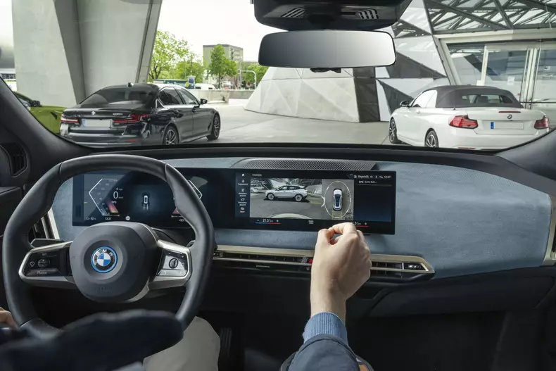 BMW iX si BMW i4 164