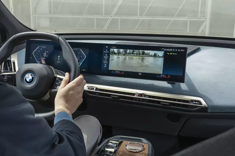 BMW iX si BMW i4 165