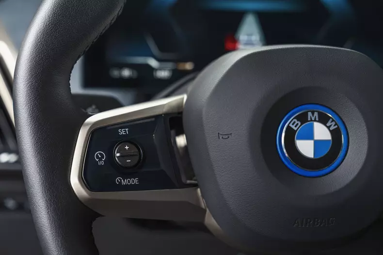 BMW iX si BMW i4 171