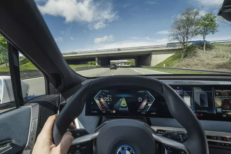 BMW iX si BMW i4 175