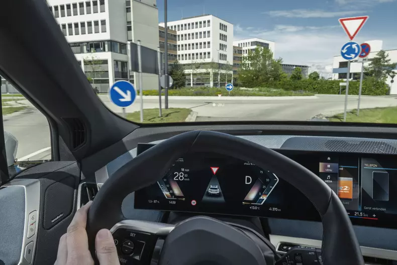 BMW iX si BMW i4 176