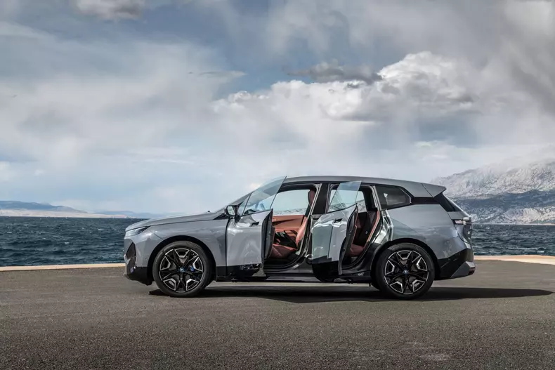 BMW iX si BMW i4 91