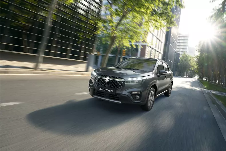 04_S-CROSS_exterior04_low