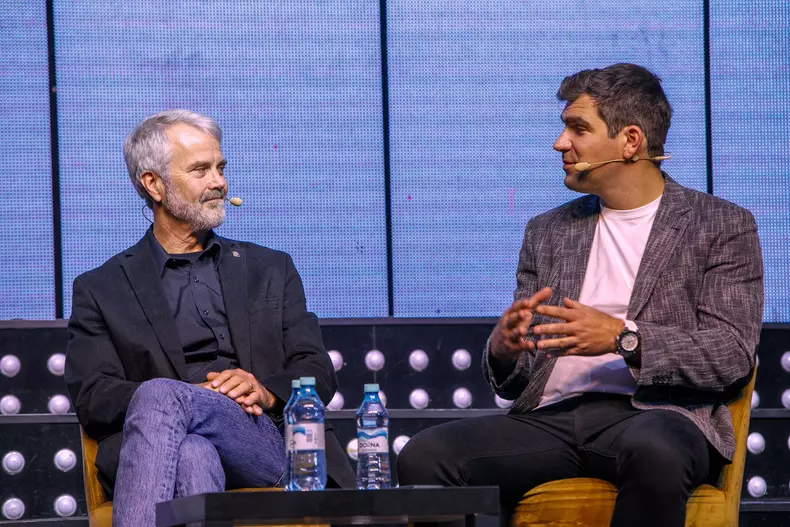 Martin Eberhard – cofondator Tesla (stanga), Ovidiu Toma – CEO CryptoDATA (dreapta)