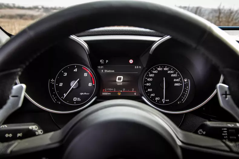 Alfa-Romeo-Giulia-25