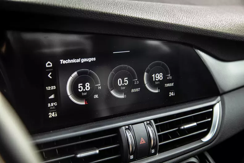 Alfa-Romeo-Giulia-27