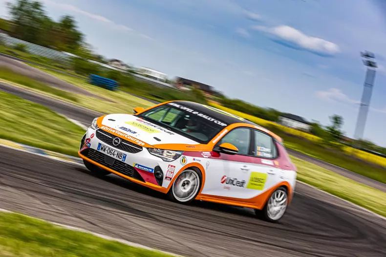 credits–@mihneatatu.ro–Lansare-Cristiana-Oprea–Corsa-E-193