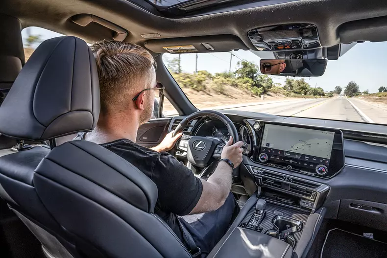 Lexus RX: Embargo Bewegt 9.9.22 12 Uhr CET, Bilder mit Jonas Uhlig