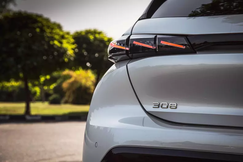 Peugeot-308-PHEV-1