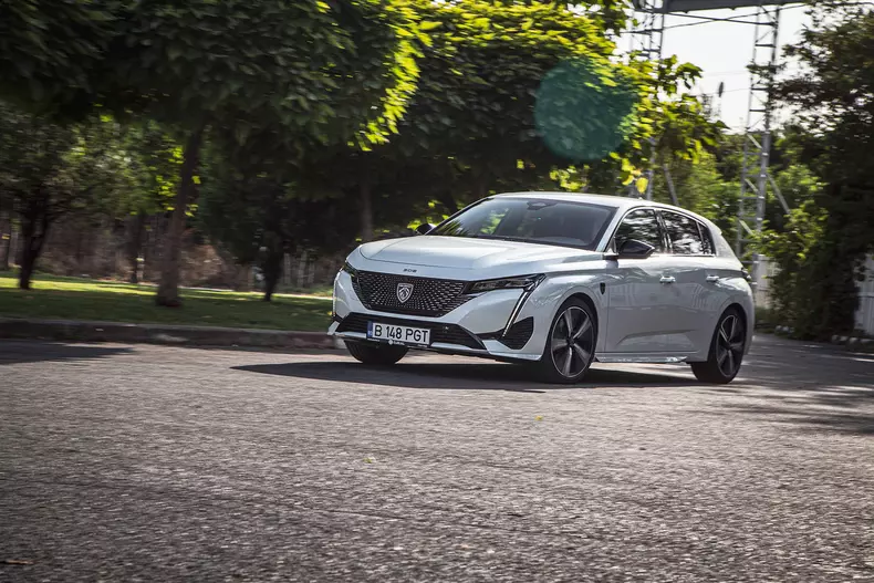 Peugeot-308-PHEV-21