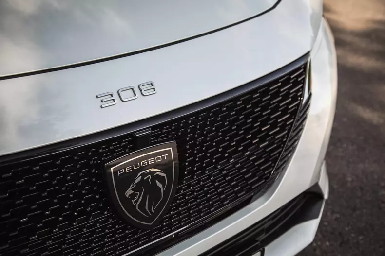 Peugeot-308-PHEV-3