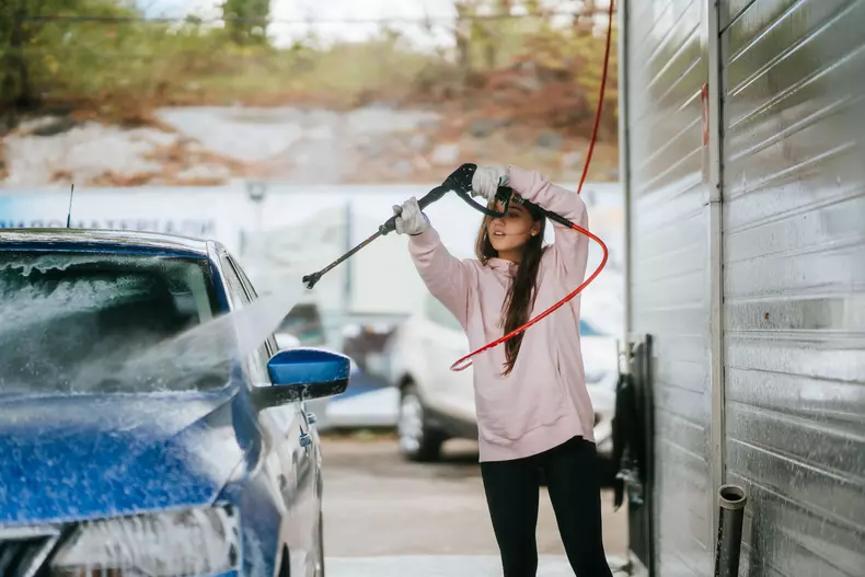 auto-bild.ro Washpoint_young-woman-washing-blue-car-car-wash