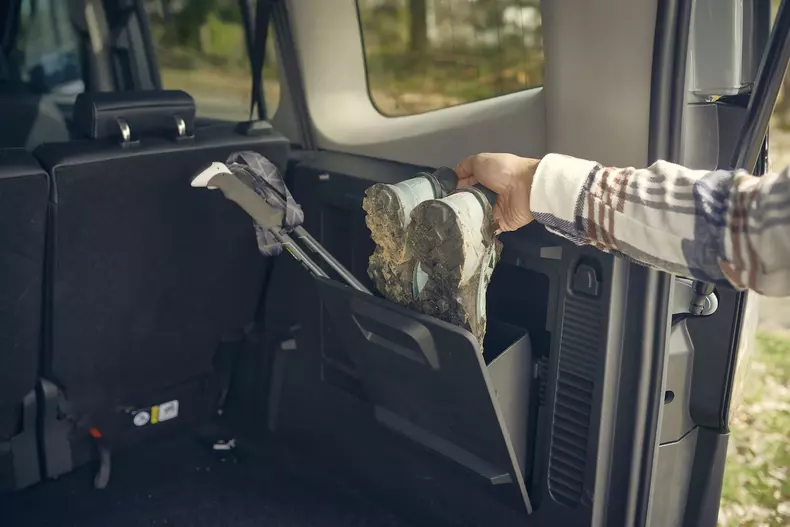 Ford E-Tourneo Courier 005