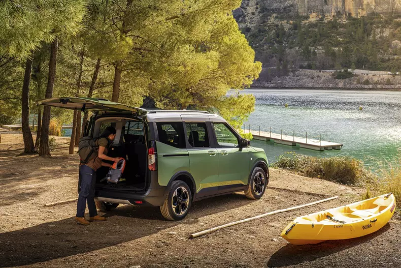 Ford E-Tourneo Courier 010