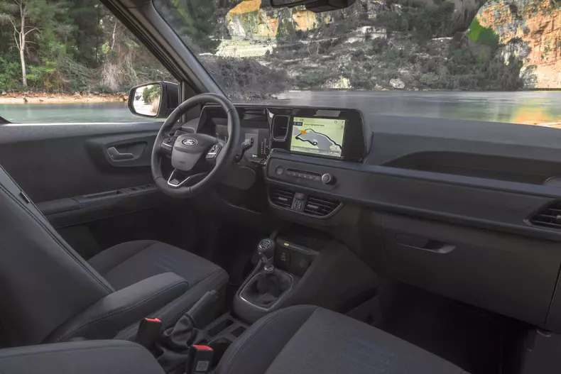 Ford E-Tourneo Courier 012