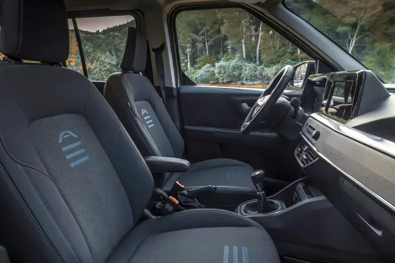 Ford E-Tourneo Courier 013