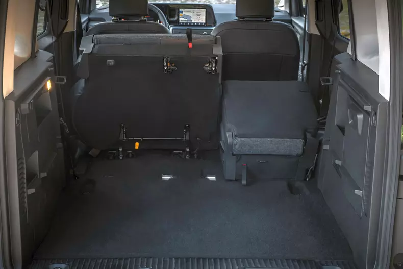 Ford E-Tourneo Courier 016