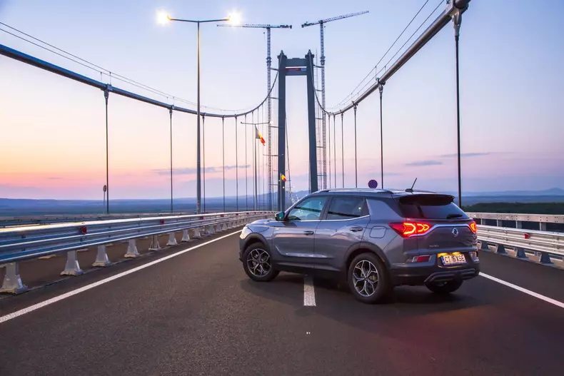 Oana si SsangYong Korando low res 006