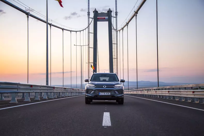 Oana si SsangYong Korando low res 030