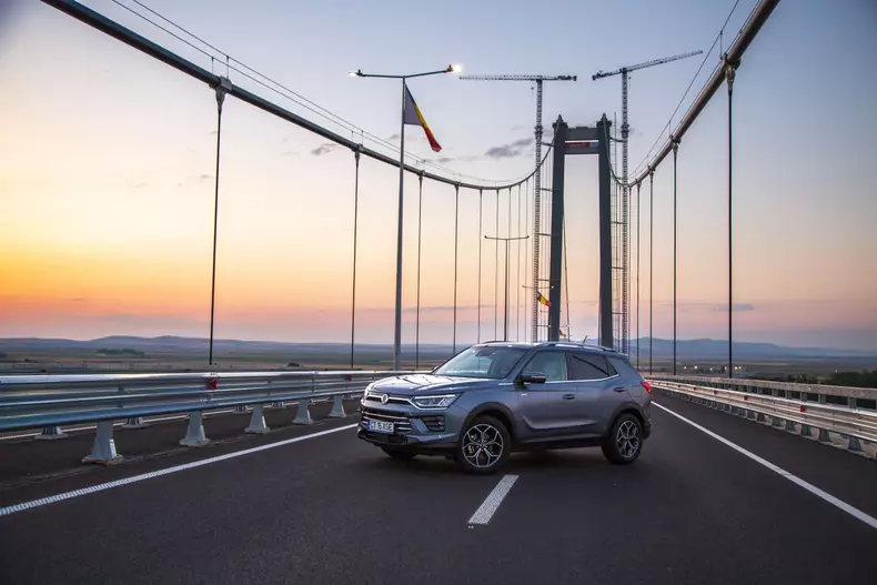 Oana si SsangYong Korando low res 032