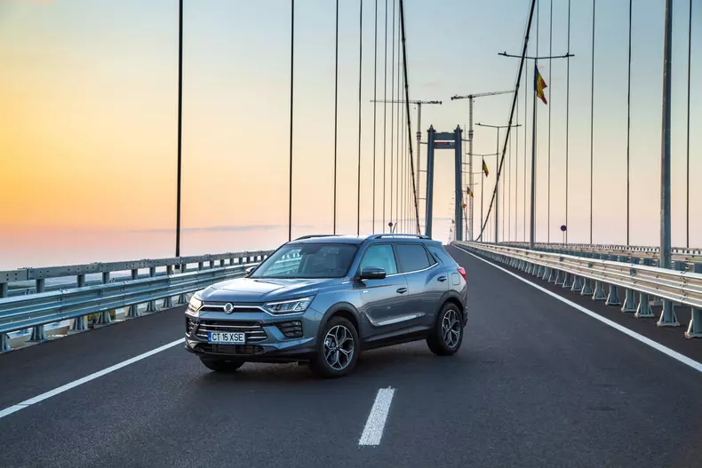 Oana si SsangYong Korando low res 044